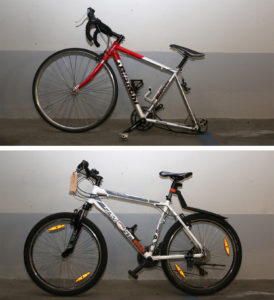 Das Bild zeigt die beiden mutmaßlich gestohlenen Fahrräder, deren Eigentümer die Polizei sucht.