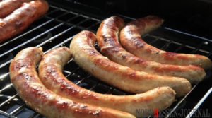 Ritterrüstung am Bratwurststand zerbeult – offenbar persönliche Fehde zwischen Ritter und Punkrock-Knappe