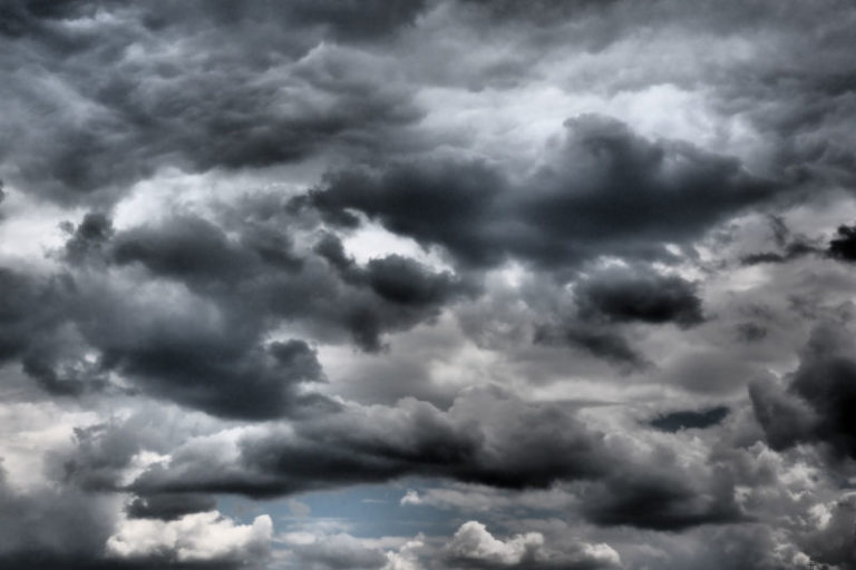 Wie viel Wasser steckt in einer Wolke? agrarheute Experte erklärt