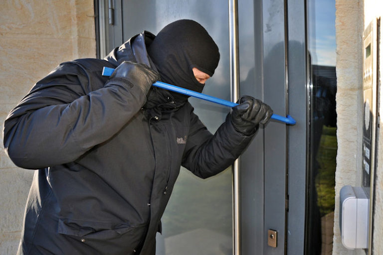 Nächtlicher Einbruch in Bar: 20-Jähriger auf frischer Tat festgenommen