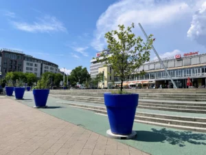 Blaue Blumenkübel für den Kulturbahnhof