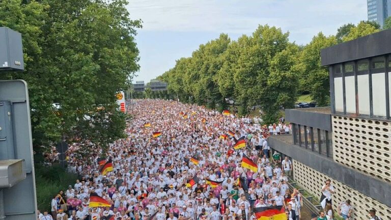 Deutsche Fans marschieren zum Signal-Iduna-Park in Dortmund