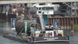 Komplexes Manöver: Früheres Marine-U-Boot auf dem Weg ins Museum