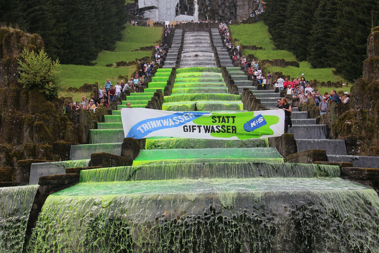 Grüne Wasserspiele: Kunstaktion gegen massives Fischsterben durch K+S in Kassel