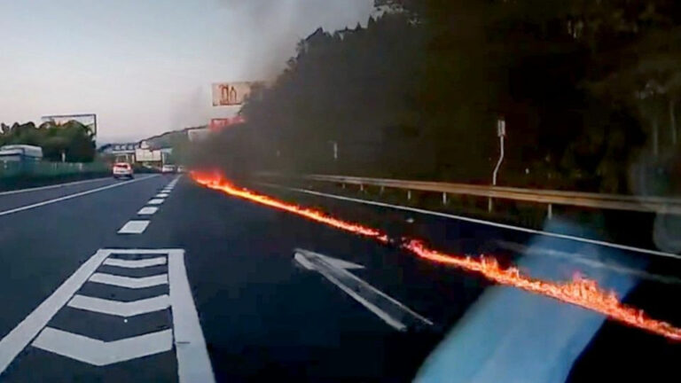 Plötzliche Selbstentzündung: Audi A4 hinterlässt Feuerspur auf Autobahn