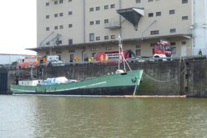 Wassereinbruch und Ölaustritt in einem Binnenschiff Schiff drohte zu sinken