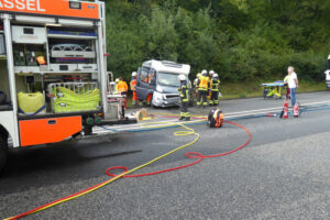 Zwei Personen aus einem verunfallten Wohnmobil durch dieFeuerwehr befreit