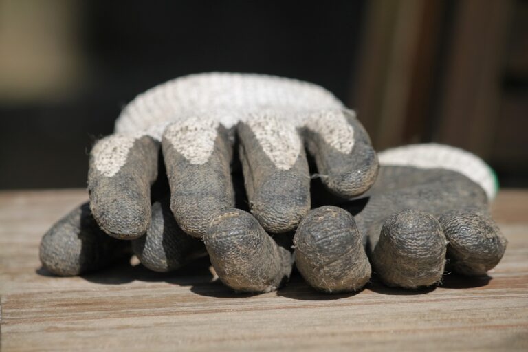 Der richtige Schutzhandschuh für Haus und Garten