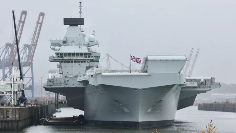 Was macht ein britischer Flugzeugträger im Hamburger Hafen?