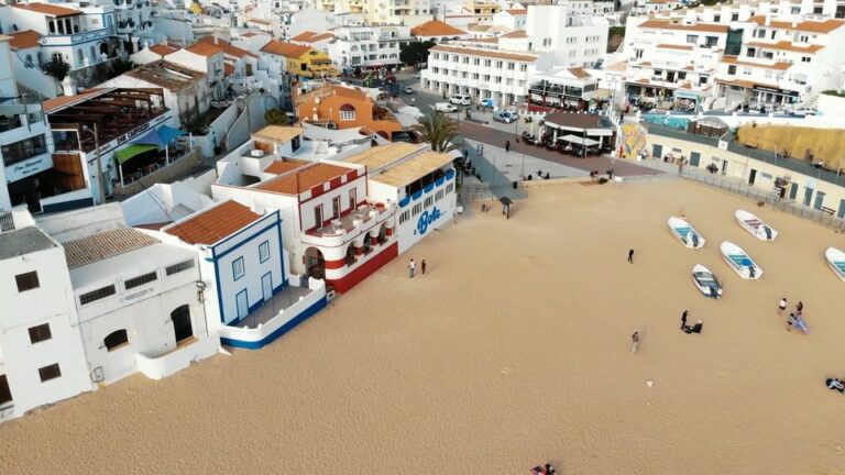 Wunder der Algarve aus der Luft: Erkunden Sie die lebendige Küste von Portimão
