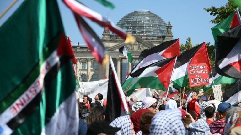 Tausende demonstrieren in Berlin für Solidarität mit Palästinensern im Gazastreifen