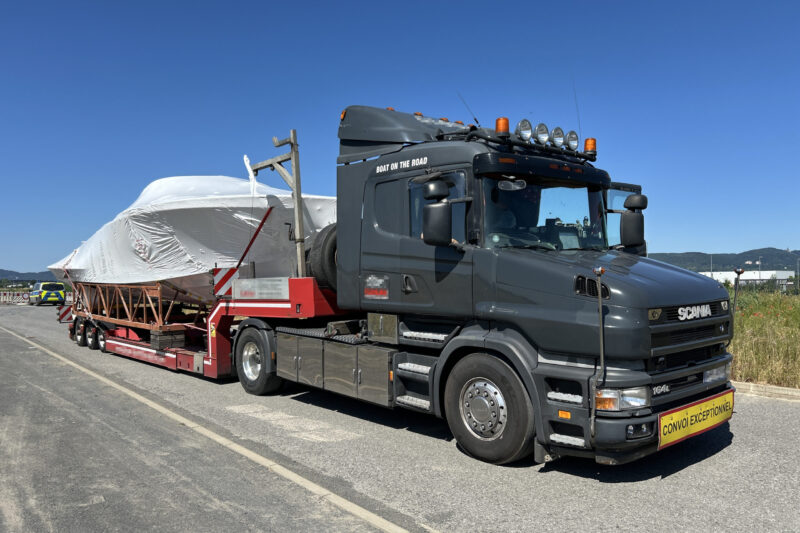 "Horst kennt da jemanden mit 'nem Laster" 19 Grossraumtransport Luxusjacht scaled e1751439151458