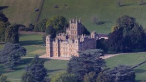 Das ikonische Schloss von Downton Abbey in einem atemberaubenden Drohnenvideo zu sehen